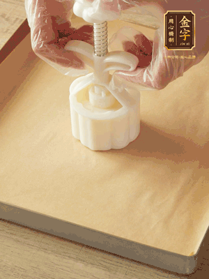 取一個(gè)面團(tuán)，捏扁，中間厚，四周薄?；⒖谕贤?，直到收口，把餅胚放入模具里，壓2-3下