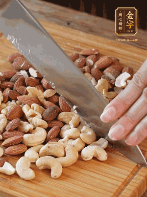 熟堅(jiān)果切成大顆粒，加入杏仁片、白芝麻、火腿絲、熟糯米粉、玫瑰花醬、花生油、水怡攪拌均勻，捏成52g一個(gè)的小球