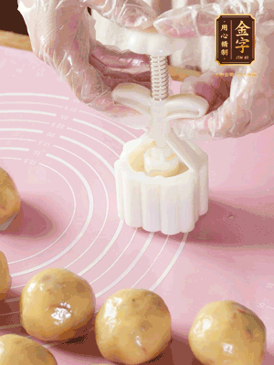 收緊虎口搓圓，裹上一層面粉，放入模具壓一壓