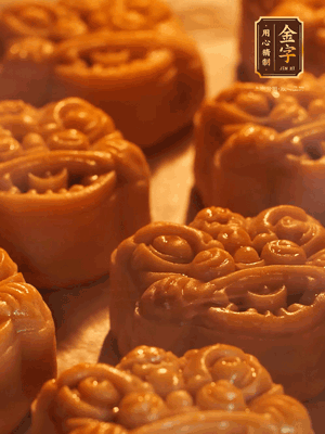 表面噴上水，烤箱預(yù)熱至190℃，170℃烤10分鐘