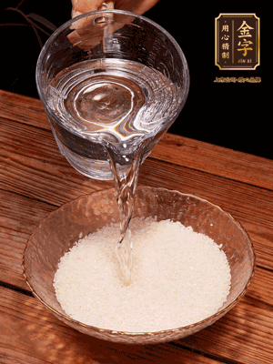 大米提前浸泡30分鐘。干香菇泡發(fā)切成條；蝦米提前浸泡2小時