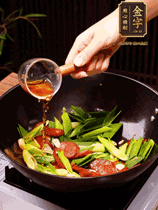 下蒜苗炒軟，沿鍋邊烹入一勺料酒，加醬油、蠔油、白糖調(diào)味炒勻