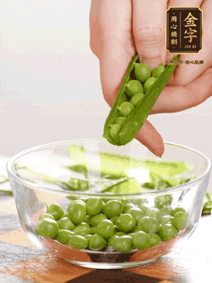 處理食材，藕切片，豌豆剝殼，菱角剝殼， 依次焯水