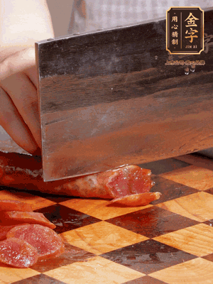 金字香腸煮熟，切片