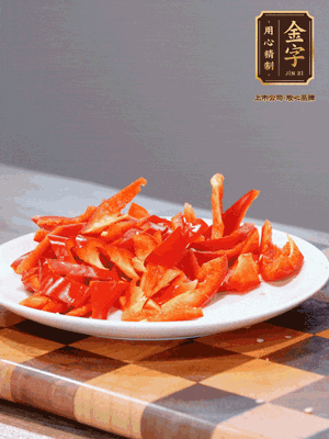 藕帶洗凈，斜切成小段備用、姜切絲、蒜切片、辣椒斜切，再切少許蒜