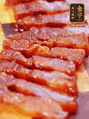 金字醬油肉煮熟，切片
