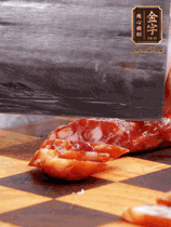 處理食材：香腸切片，土豆切塊、胡蘿卜切丁、豆角切段