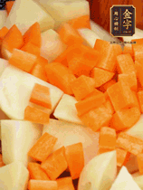 加土豆、胡蘿卜翻炒，隨后加入豆角、1勺鹽、1勺生抽、1勺蠔油、半勺老抽煸炒均勻