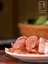 金字咸肉、金字香腸煮熟。咸肉切條、香腸切片備用。