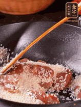 咸肉香腸下鍋煸出油脂香味，倒入洗凈的大米攪拌