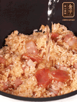 一起放入電飯鍋，加入剛好沒過食材的水。