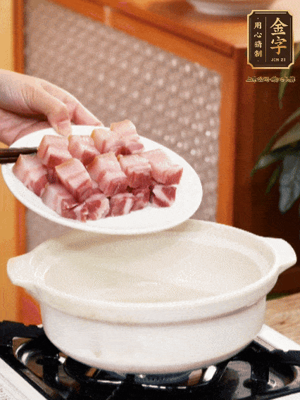 鍋內(nèi)倒油，下咸肉微微煸炒，再放排骨炒一下