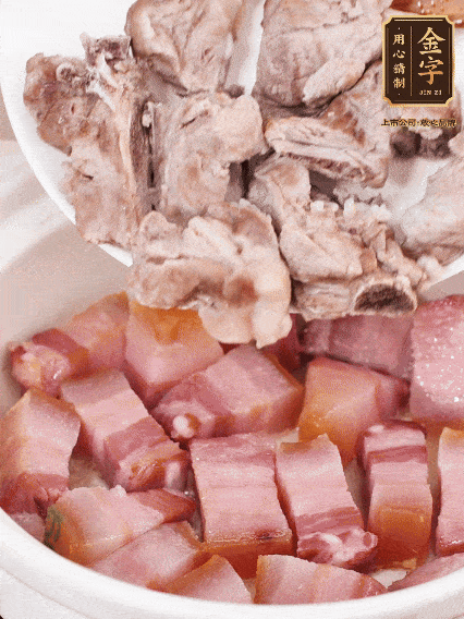 倒入開水燉煮，大火燒開后轉(zhuǎn)小火