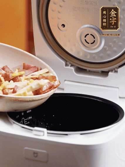 和洗凈的大米一起倒入電飯煲，攪拌均勻。水剛好沒(méi)過(guò)大米