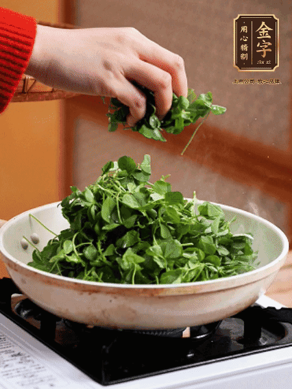 草頭摘洗干凈，撒上鹽，噴一點(diǎn)高粱酒，油熱后，旺火炒20秒