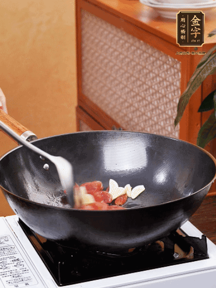 熱油，香腸微微煸出香味，加蒜片、小米辣