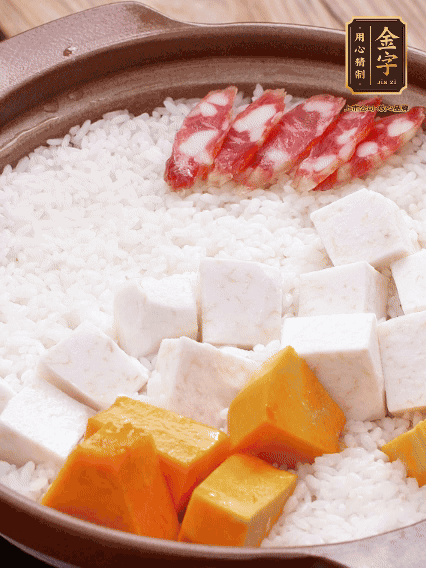 砂鍋涂油，放入泡好的大米。鋪上芋頭、南瓜，倒入開水剛好沒過，中火煮到水收干