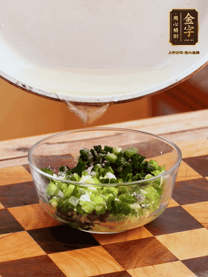 姜末、蔥末加鹽，潑熱油做成蔥姜醬