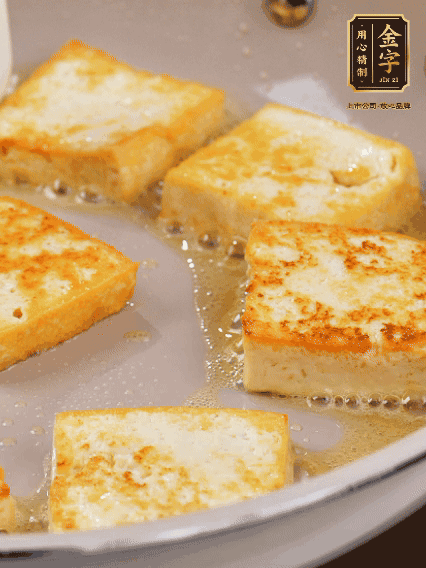 豆腐切片，兩面煎一下備用；春筍切段