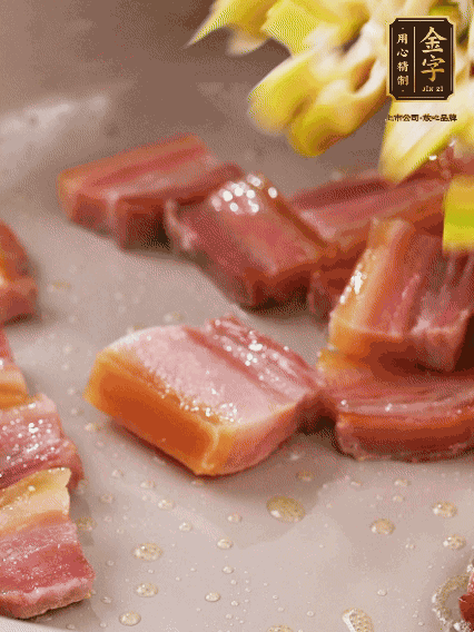 再放春筍翻炒一下，倒入砂鍋中，加適量的熱水，大火燜煮6分鐘