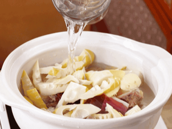 砂鍋中依次放入姜片、雞肉、春筍、火腿，加入足量的水，大火燒開后，轉小火燉40分鐘