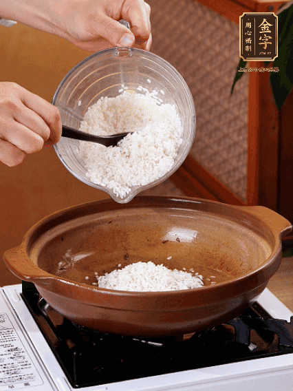 砂鍋中倒入煎羊肚菌的油，涂勻。加入提前浸泡過1小時(shí)的生米，再加入和生米齊平的水,,蓋蓋子，大火煮沸后轉(zhuǎn)小火煮至水分微干