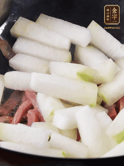 再下冬瓜微微煸炒，加一小碗水，中小火煨5分鐘