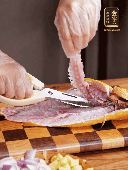 黃魚處理干凈，對半片開去骨，泡入蔥姜水、料酒、鹽調(diào)成的料汁中浸泡15分鐘，擦干水分