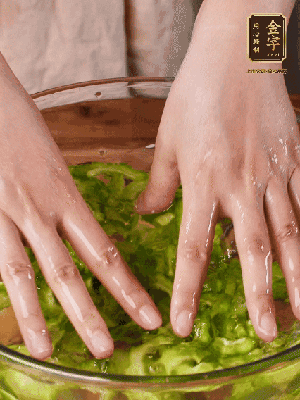 苦瓜去瓤切片，用鹽腌20分鐘，反復(fù)洗凈去苦味