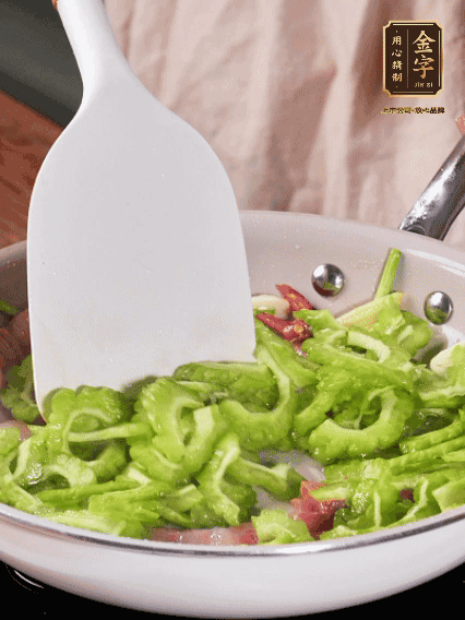 熱油，火腿、蔥姜、干辣椒煸香，再下苦瓜翻炒