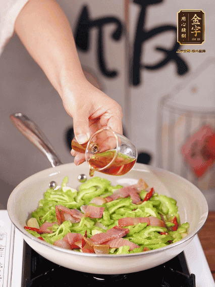 淋一圈料酒，少許糖調(diào)味