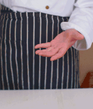 小蔥切碎，淡火腿切碎。