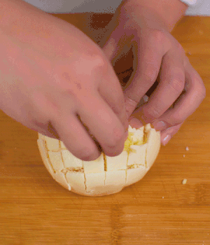 在縫隙里塞適量馬蘇里拉奶酪、再塞入淡火腿碎。