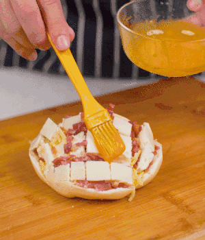 放在烤盤(pán)上，表面先刷一層玉米油，再刷一層蛋黃液。