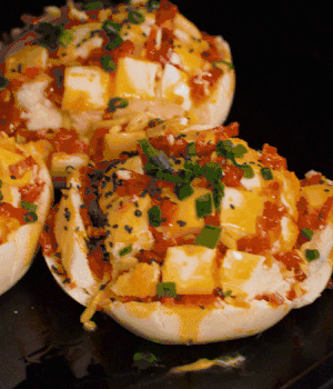 灑適量小蔥和黑芝麻，放入預(yù)熱的烤箱180度15分鐘。