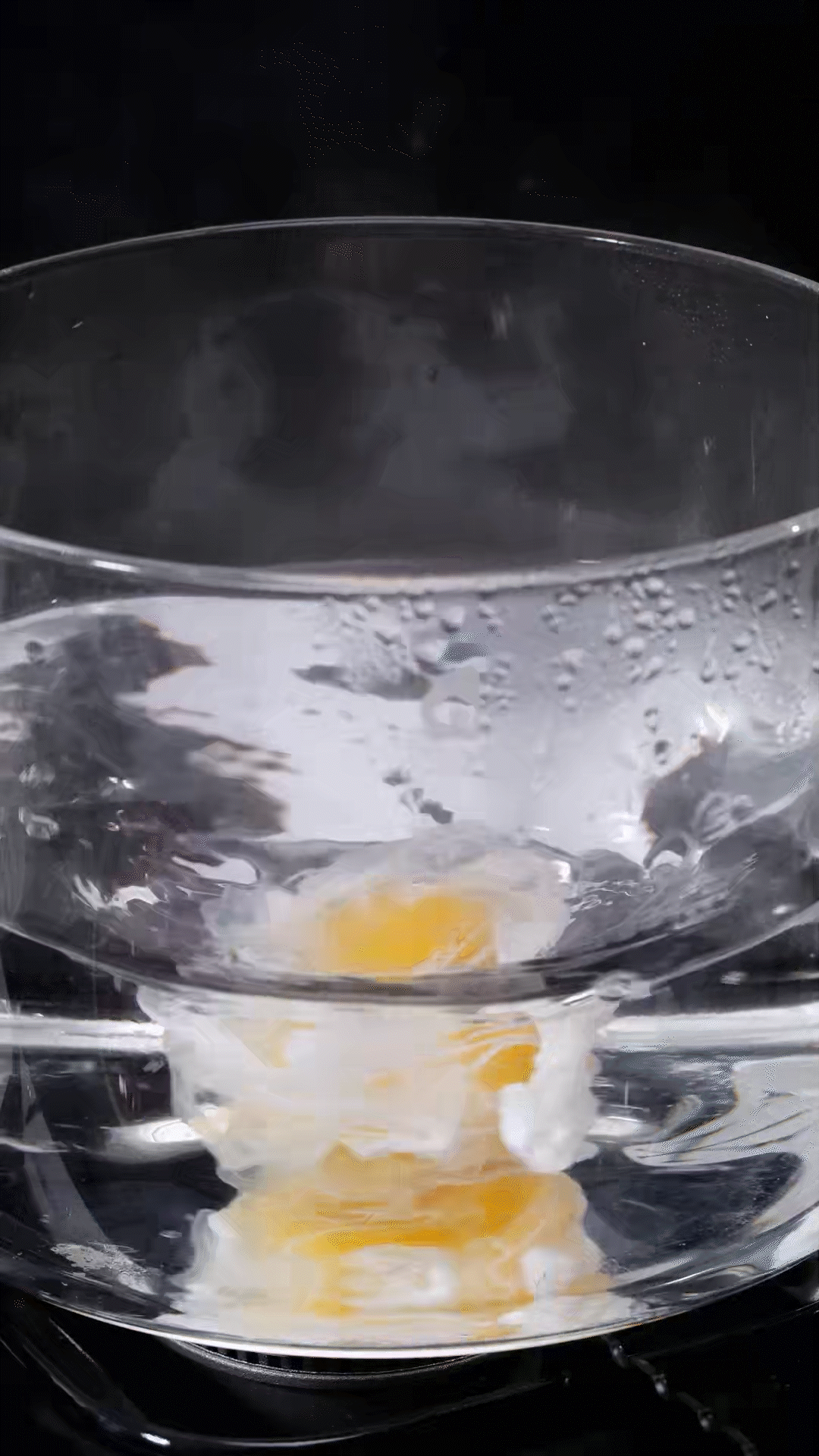 水開加入白醋和雞蛋，做成水波蛋
