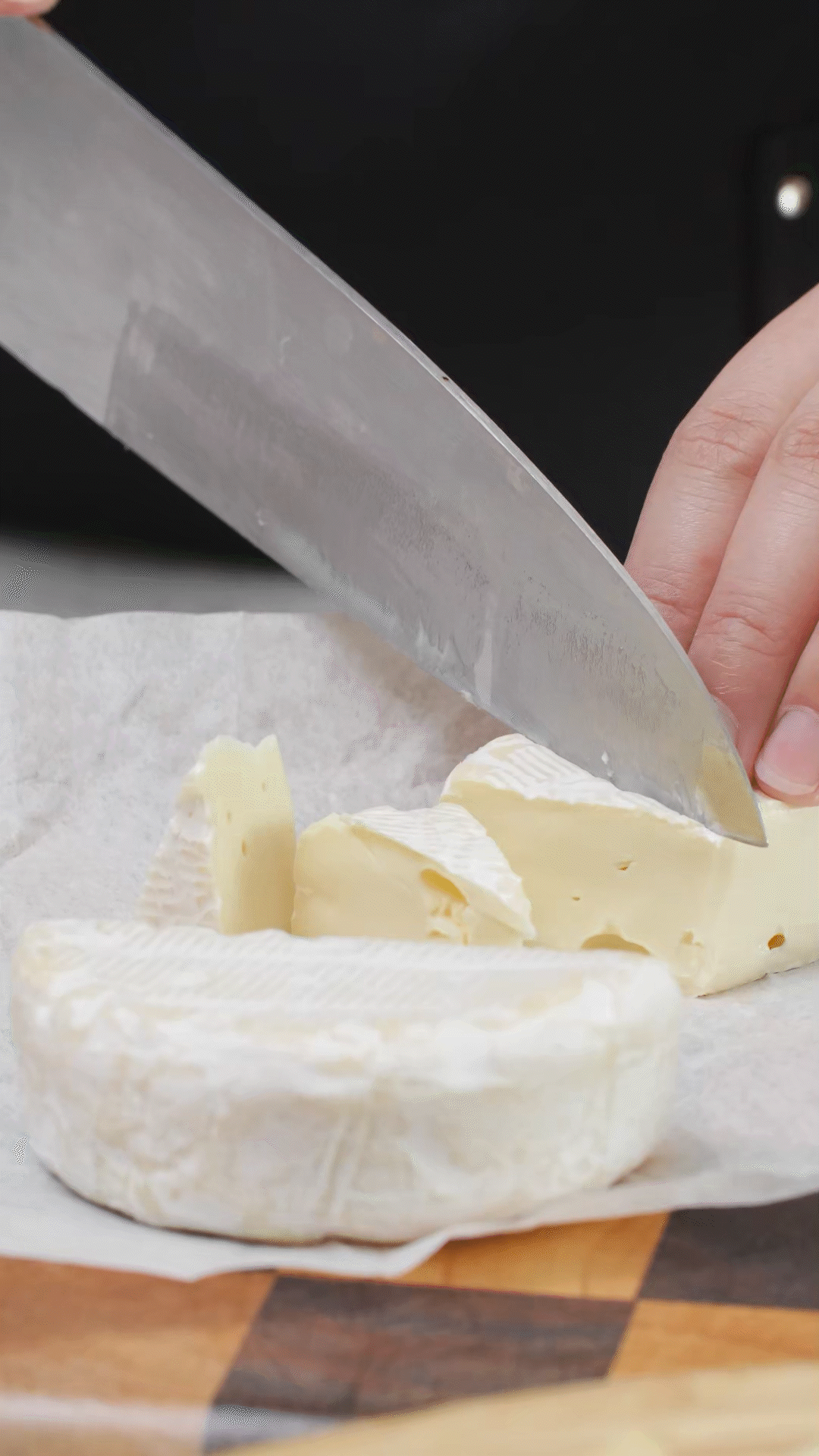 ①布里奶酪切塊、蘇打餅干掰成合適大小