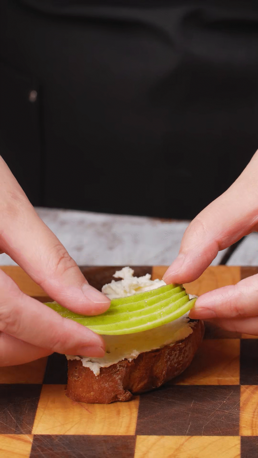 歐包抹上奶酪依次放上：蘋果、梨、藍莓
