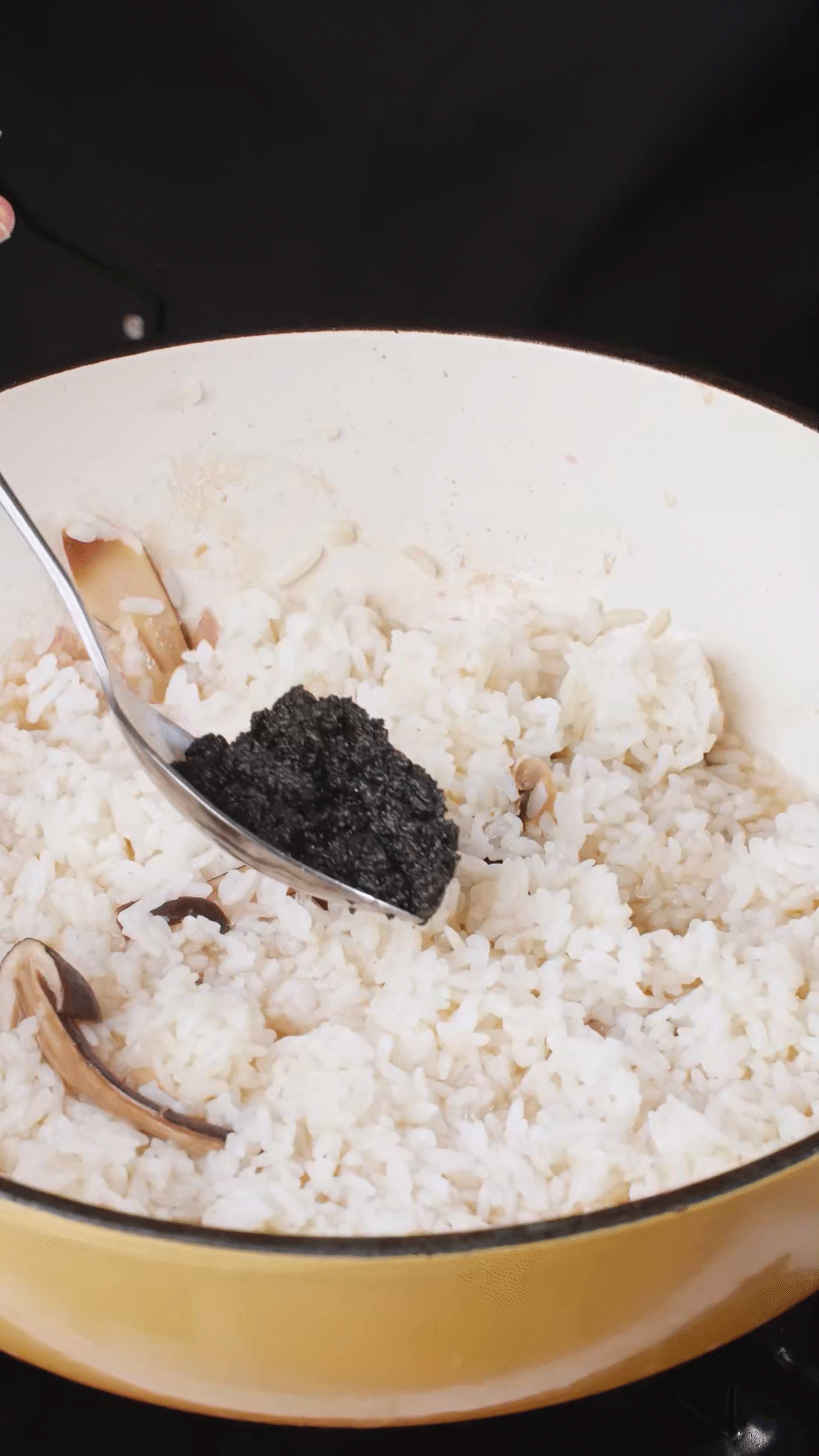 底油放入洋蔥爆香后加入黑皮雞樅菇、口蘑，用白葡萄酒增鮮
