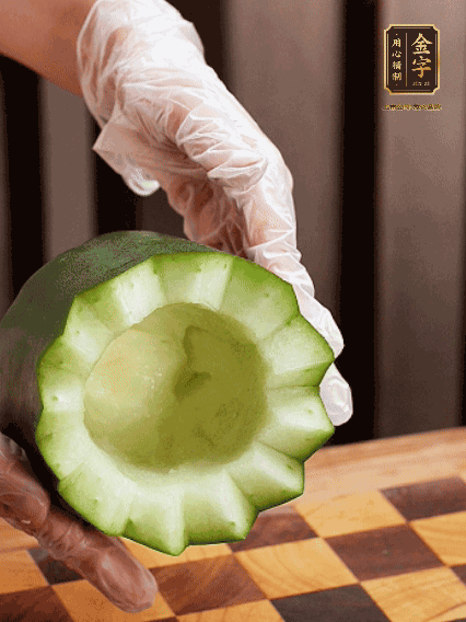 將小冬瓜洗凈，頂端切開去瓜瓤，改刀切口呈鋸齒狀