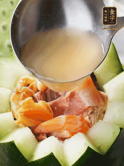 煮好后，盛入冬瓜盅。放入鍋中，可繼續(xù)燉煮，越燉越有味