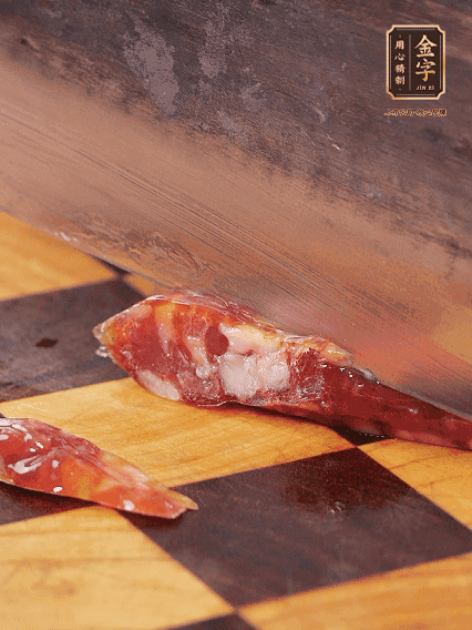 金字金華香腸切片，調(diào)制煲仔飯料汁：生抽2勺+蠔油1勺+1勺芝麻油+半勺糖