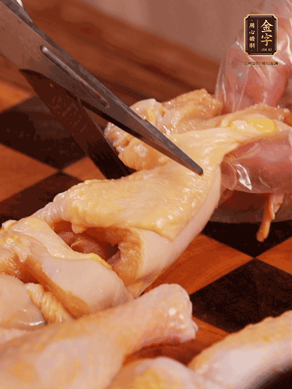 土雞處理干凈，切成大塊，加蔥姜、花雕酒、鹽腌制10分鐘