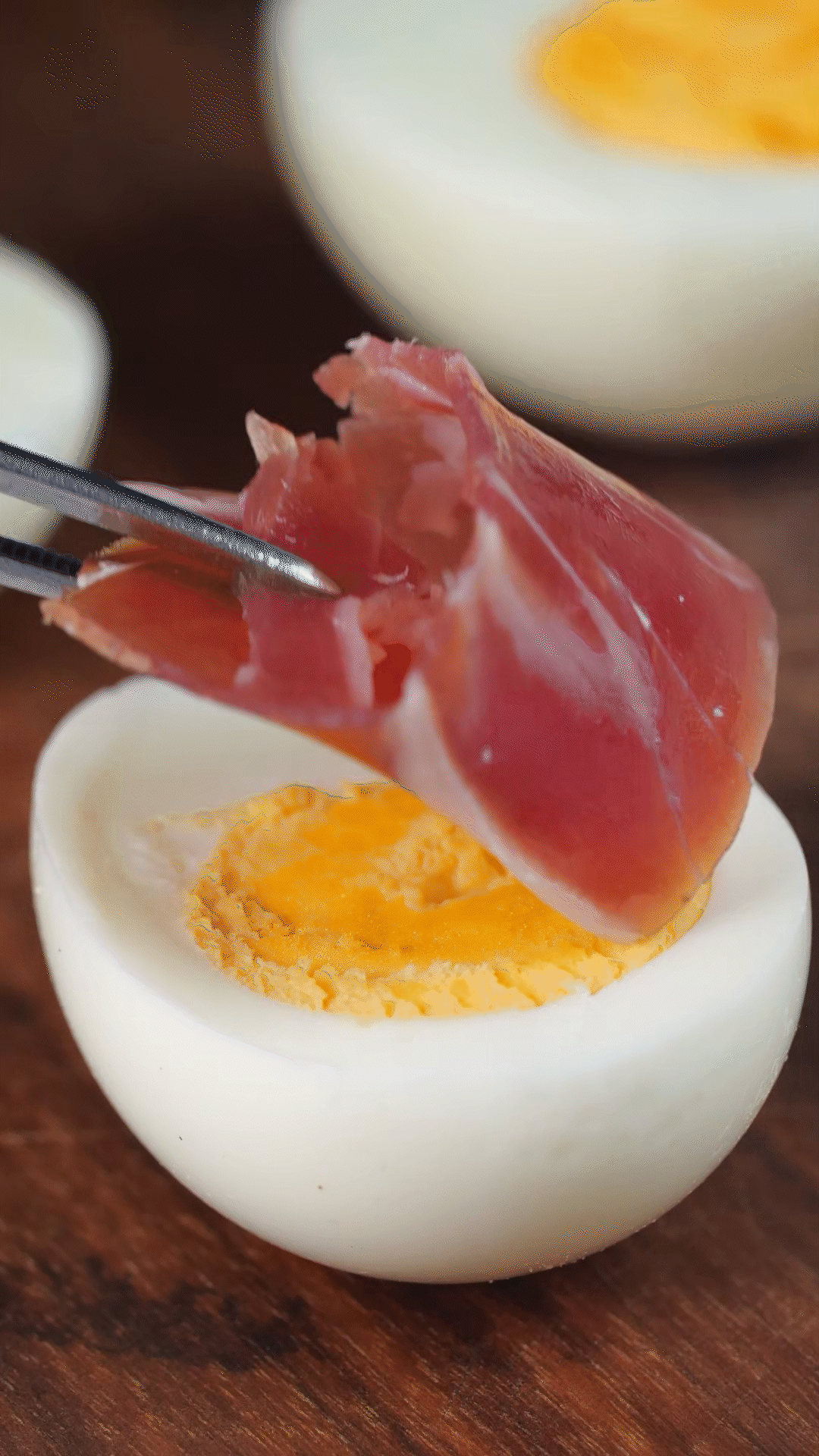 撈出過(guò)冷水，去殼后對(duì)半切開(kāi)