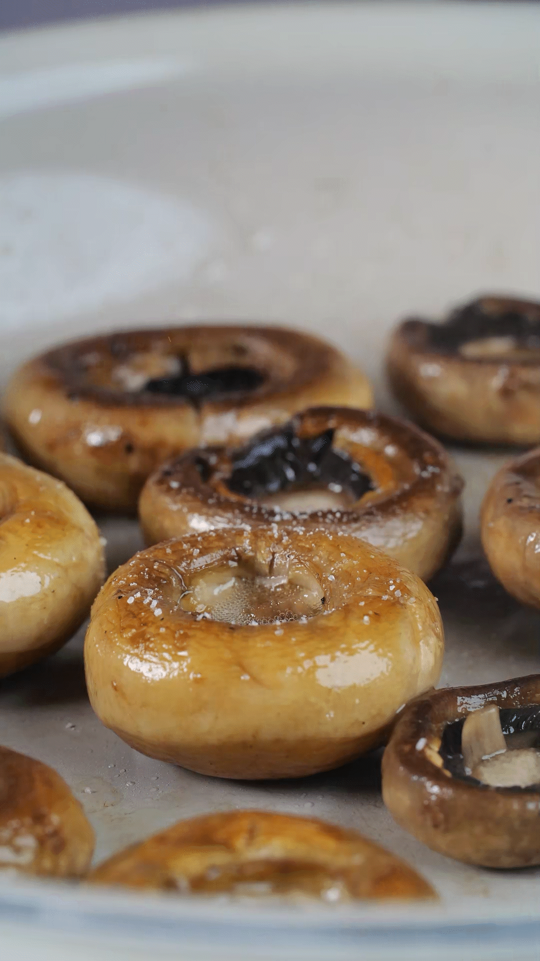 鍋內(nèi)放橄欖油，將口蘑煎至兩面微微焦黃，用黑胡椒海鹽調(diào)味