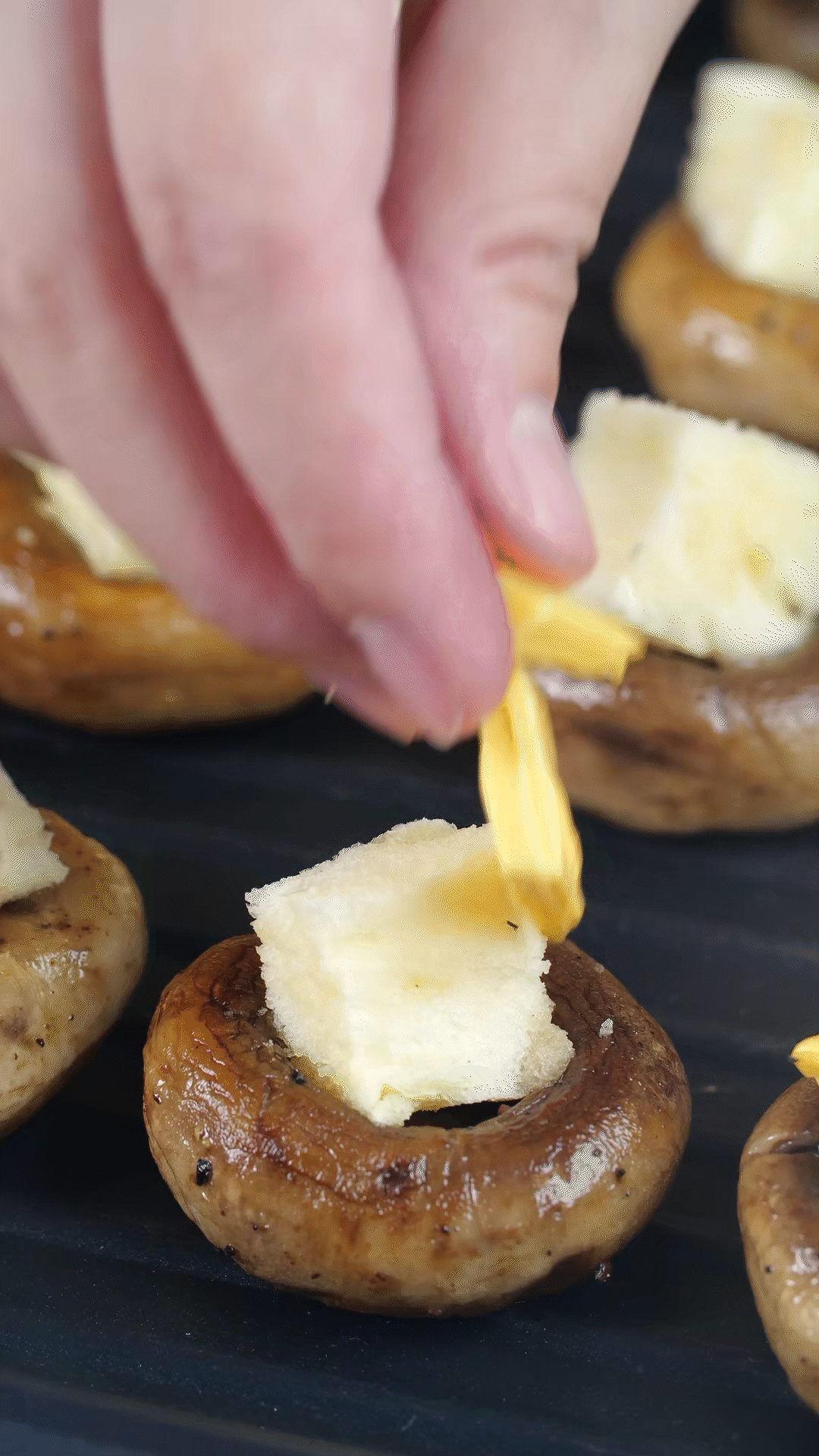 面包切小粒，放入口蘑凹處，蓋上芝士，烤箱180度烤10分鐘