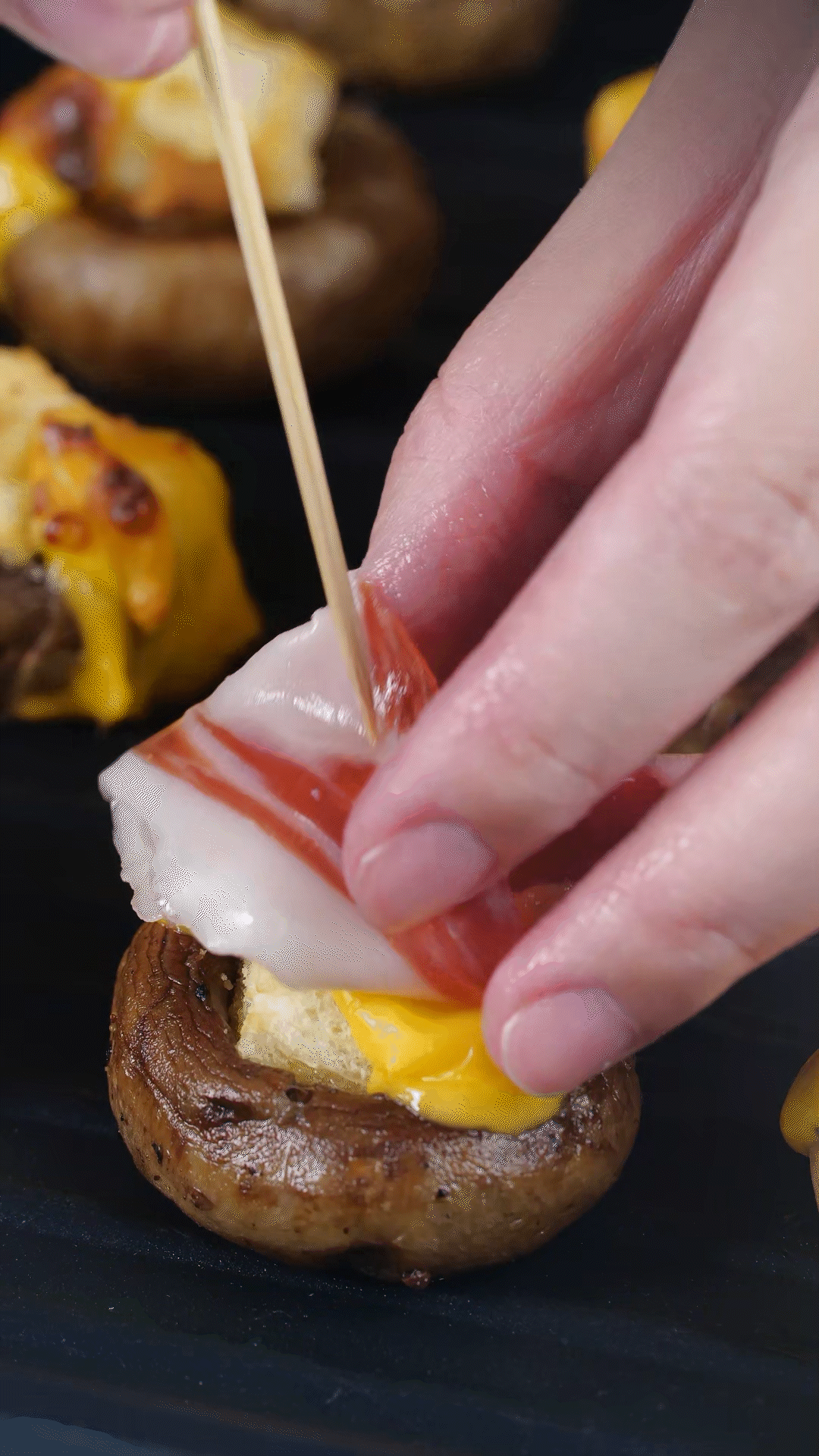 將火腿卷一卷，放在最頂部，插上竹簽