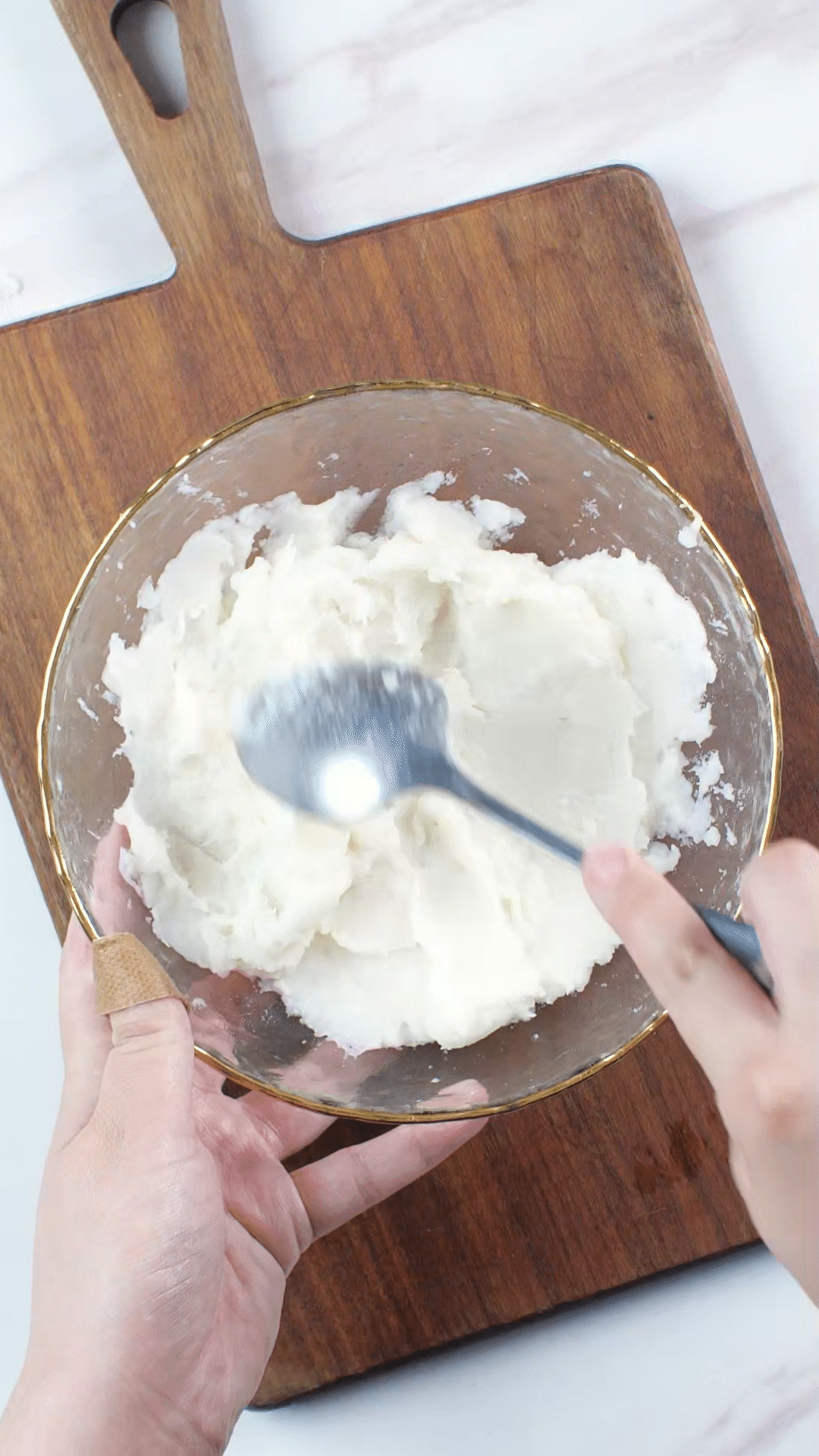 山藥去皮蒸熟，用涂抹奶酪、海鹽、橄欖油調(diào)味