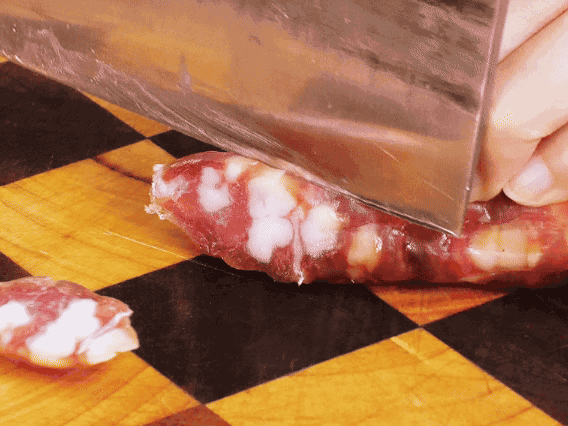 香腸少油煸出香味，下南瓜、板栗、香菇翻炒。2勺生抽、1勺老抽、1勺蠔油、1勺鹽、半勺糖調(diào)味