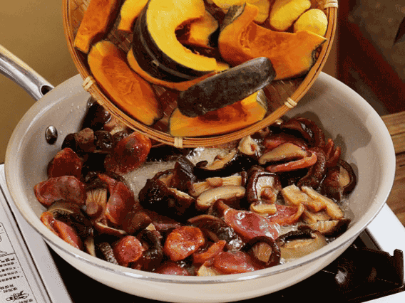 清洗好的大米放入電飯鍋，加裹滿醬汁的食材，再加剛好沒(méi)過(guò)食材的水，攪拌一下